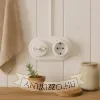 Falon kívüli fehér porcelán sorolókeret három MOTO egységhez